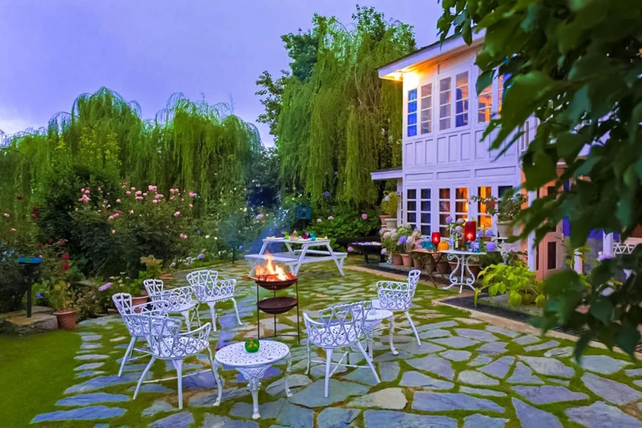 Villa Stayvista At Violet Hill With Bonfire, Gazebo & Hill View Shimla